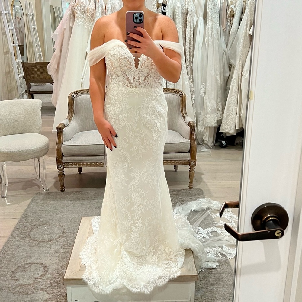 Elegant Off-Shoulder Lace Wedding Dress - Picture 3 of 5